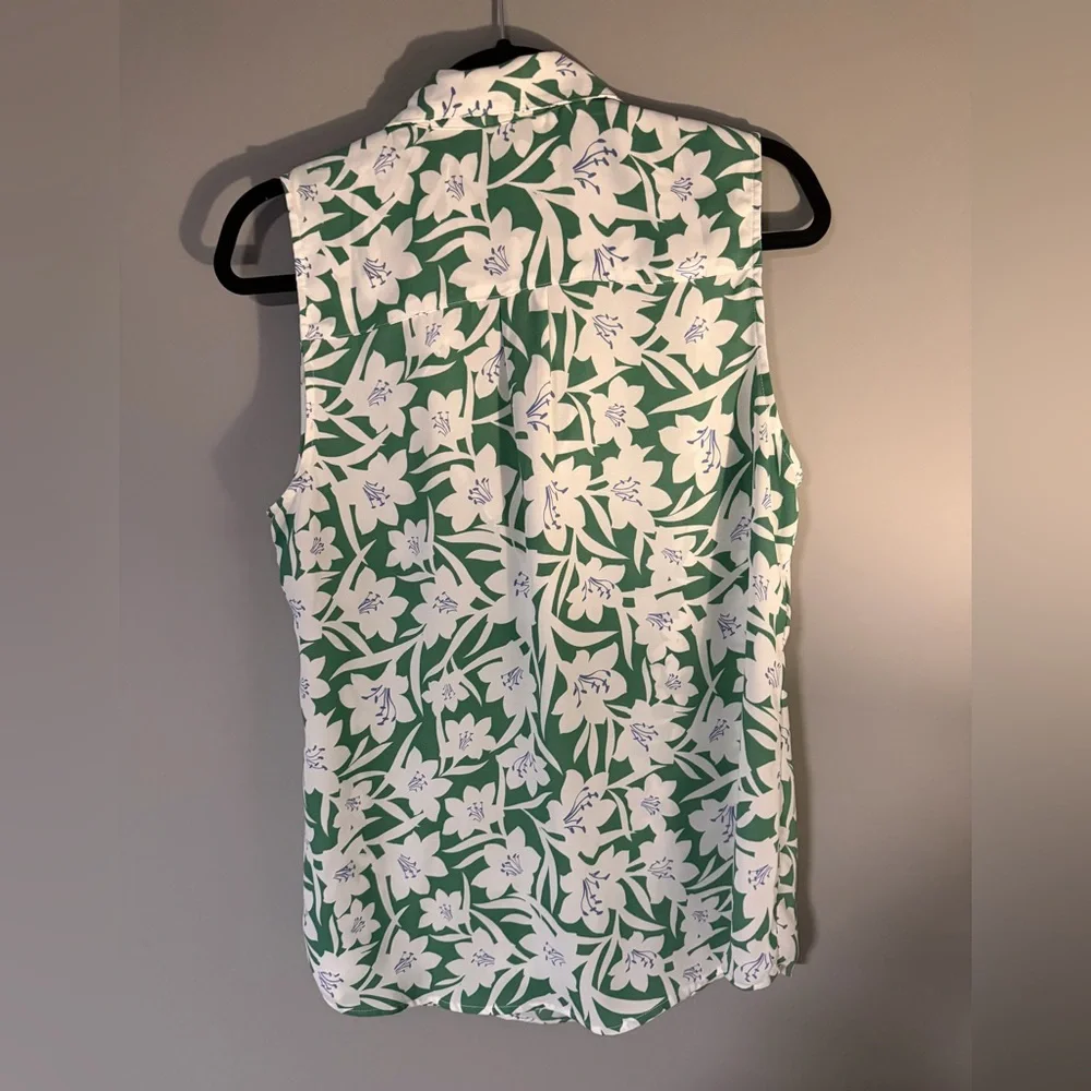 Cabi Floral Green & White Sleeveless Blouse, touch of Blue. Placket & collar. M. - Picture 2 of 7